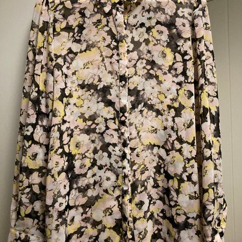 Blomstret bluse