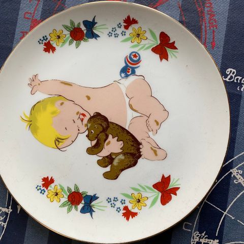 PYNT. Tallerken. 1979. Made in JAPAN. Baby med bamse.