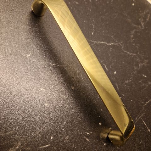 4 stk. Håndtak / beslag gullfarget 128 mm.