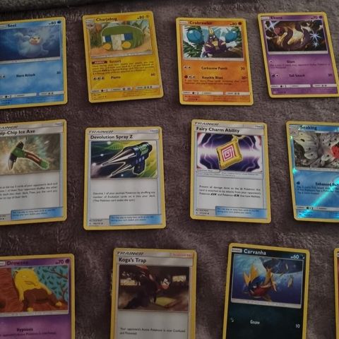 Pokemon 18 kort samling og 6 Bakugan kort