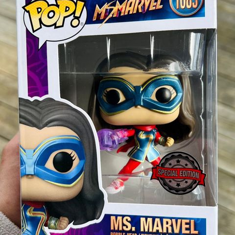 Funko Pop! Ms. Marvel (Embiggened Fist | with Light Arm) | Ms. Marvel (1083)