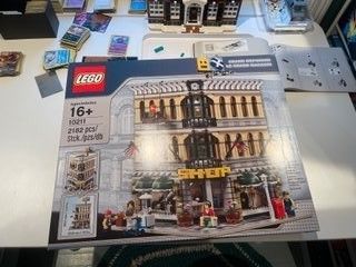 10211 Grand Emporium lego