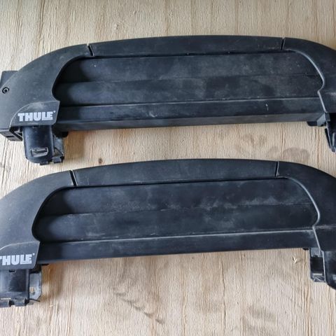 Thule skiholder til firkantet stativ.