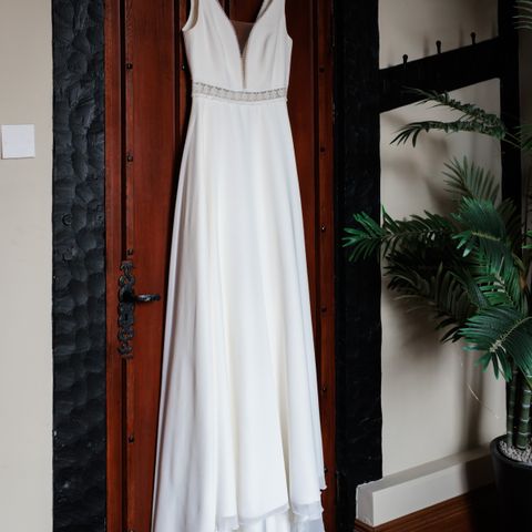 Brudekjole med slep av Bianco Evento Azaria. Str 38/40 L Wedding dress.