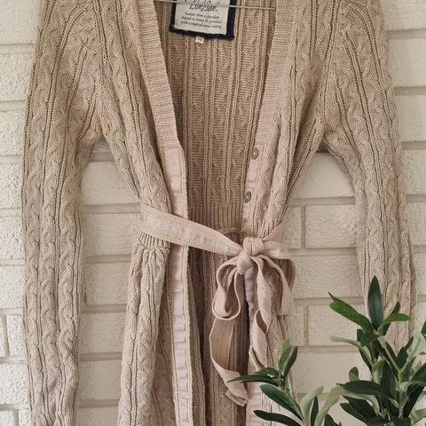 Nydelig beige cardigan fra Bikbok strl XS