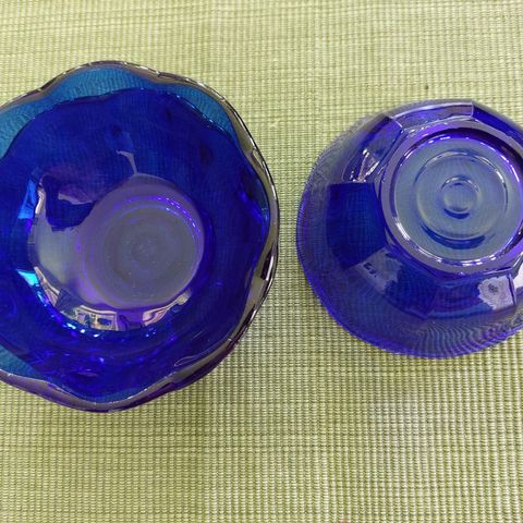 1 Small Vintage Blue Glass Bowl/kobolt blå glass skål.