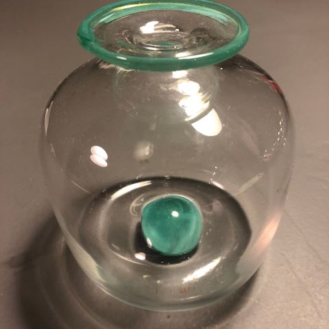 Vase i klart kunstglass med grønne detaljer