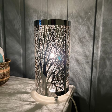 Lampe med tre-motiv