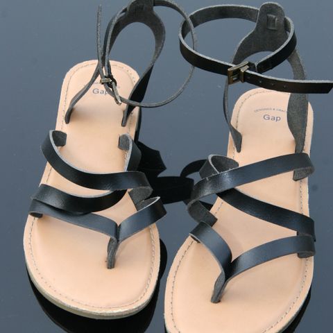 Stilige Gap sko / sandaler med sorte remmer - størrelse 38