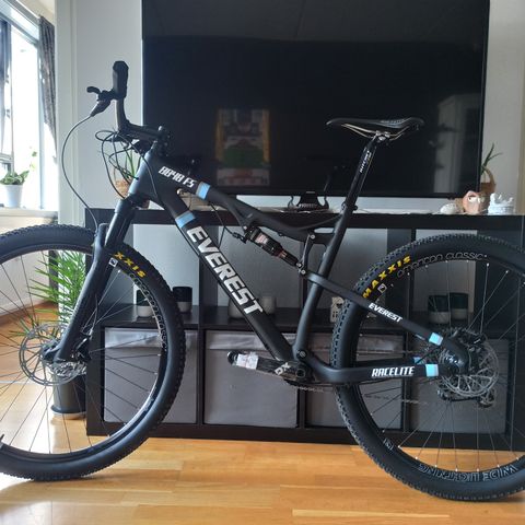 NY Everest, fulldemper, carbon, 29", L, veilpris 40 000 NOK,