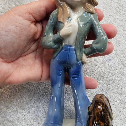 70-talls retro jentefigur i porselen