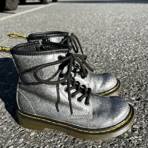 Dødskule Dr. Martens til barn i sølv