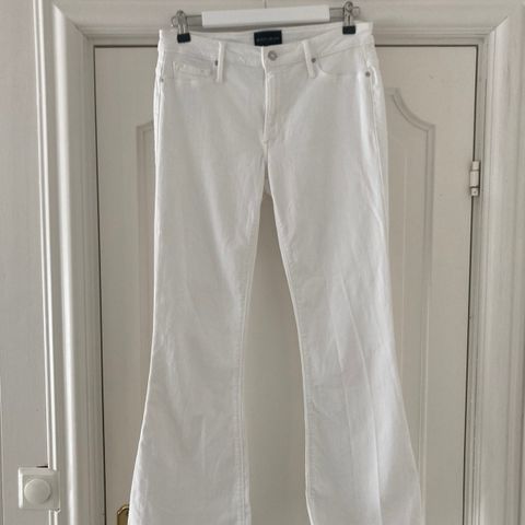 Rålekre hvite flare jeans fra Black Orchid str. 27, svær lite brukt!