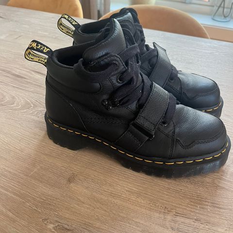 Dr. Martens 42