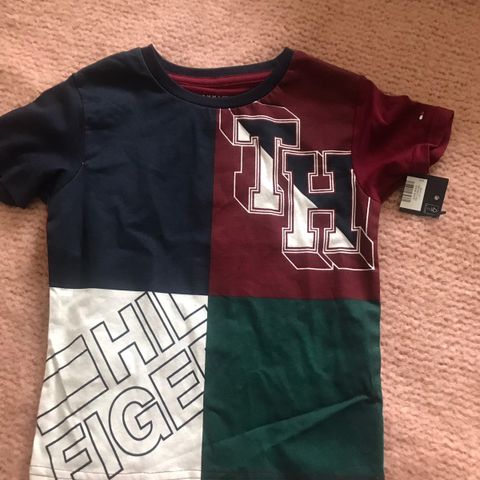 Tommy Hilfiger t-skjorte str 3 år