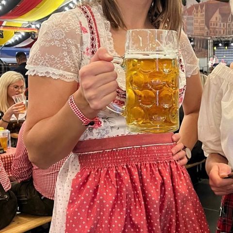 Dirndl/Oktoberfestkjole TIL LEIE