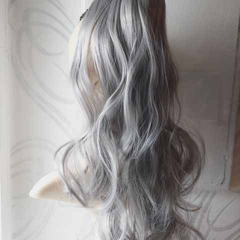 Hair Extension Pony Tail med klype, lys sølv krøller 65 cm ny