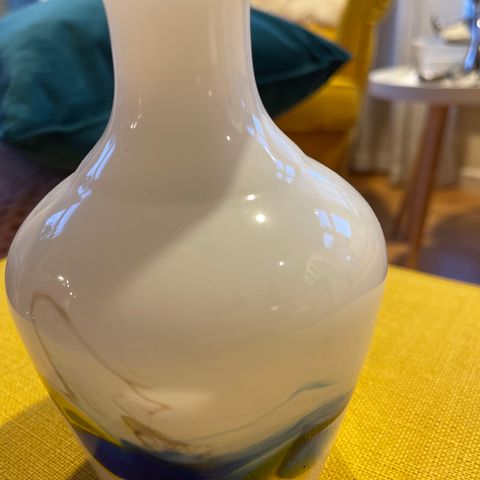 Vase med kunst på selges for 100 kr