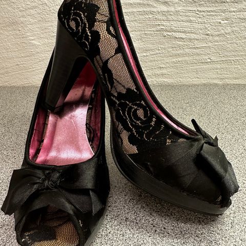 Lekre pumps med peep-toe, sorte blonder og sløyfe, str. 36