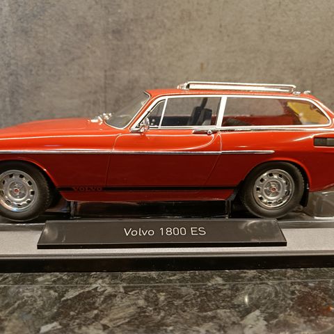 Volvo 1800 ES (US Version) rød lakkert 1972 modell Norev skala 1:18.