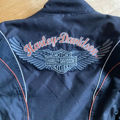 Harley Davidson jakke til dame. Framstår som ny!
