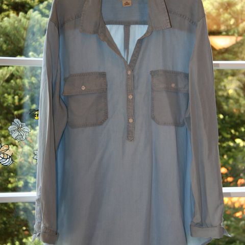 Stilig langarmet lyseblå Liz Claiborne skjorte / bluse / genser - størrelse XXL