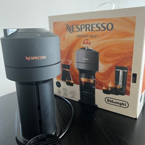 NESPRESSO® Vertuo Next kaffemaskin fra DeLonghi, Matt Sort