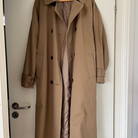 Selger en superfin Trenchcoat! Dobbelt knepping,-  fra Mango.