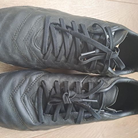 NIKE  TEMPO fotballsko  Str 40.5