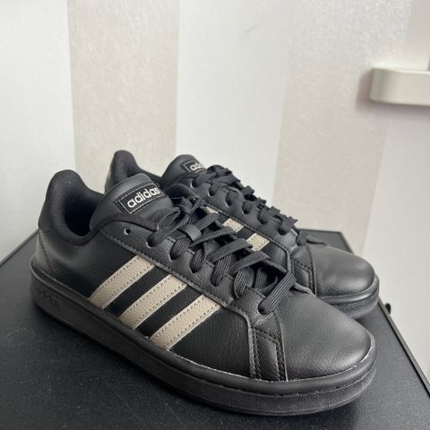 Adidas sko helt nye str 38