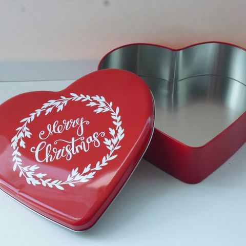 Hjerteformet metall boks med teksten Merry Christmas