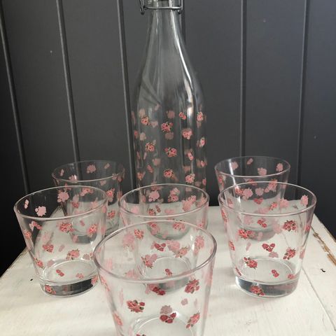 Vintage flaske og 6 vannglass med roser