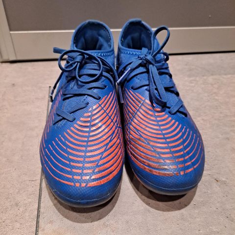 Adidas fotballsko selges