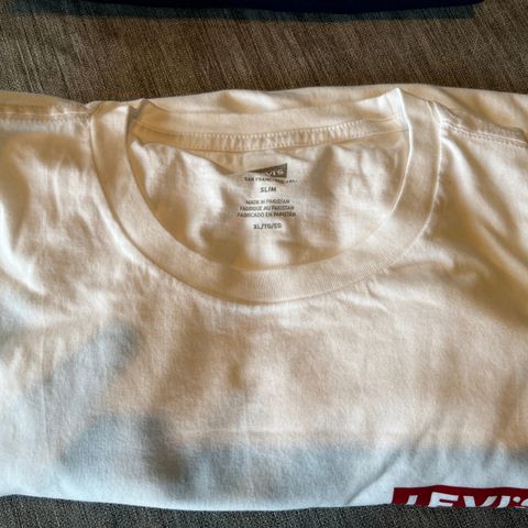 LEVIS t-skjorter XL slim hvit