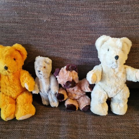 Fire sjarmerende eldre teddybjørner