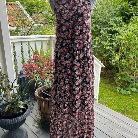 Nydelig lang kjole fra Junkyard. Sender med Posten:)
