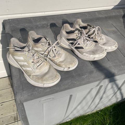 2 par Adidas Crazyflight håndballsko i str 37 1/3 med hull v hælene