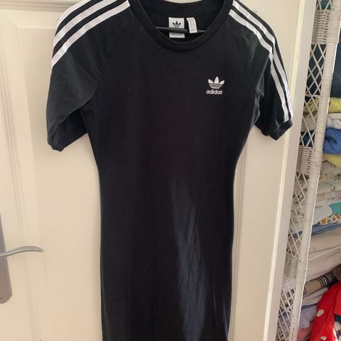 Adidas kjole 38