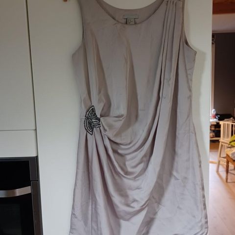 Nydelig, sølv/lysegrå kjole