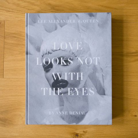 Motebok: Love Looks not with the eyes. Lee Alexander Mcqueen av Anne Deniau