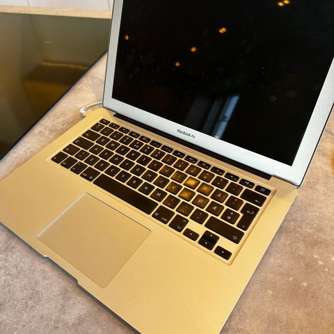 Macbook air 13,3 tommer A1466 svært pent brukt