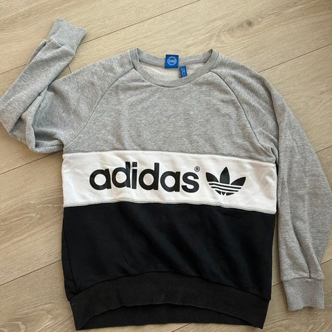 Adidas genser i retro look