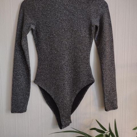 Langermet glitrende body XS