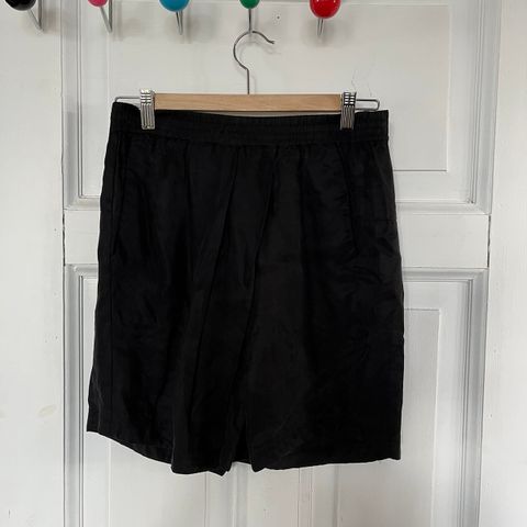 Svart pen-shorts fra NIQUE