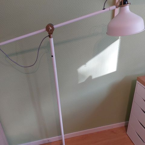 Hvit gulvlampe (IKEA Ranarp)