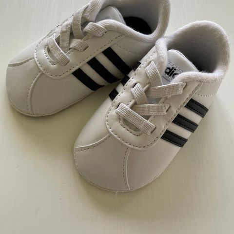 Adidas superstar-sko til baby