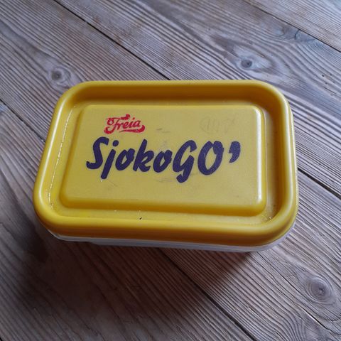 FREIA SJOKOGO'. REKLAME PLASTBOKS FRA 80/90-TALLET.