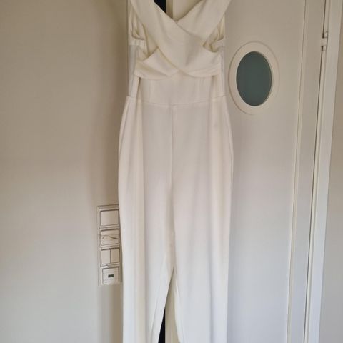 Hvit buksedress ny.100 kr