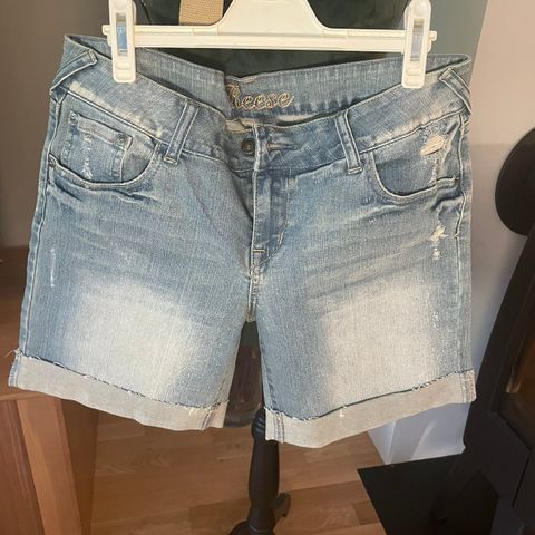 shorts jeans Ola. Kan sendes