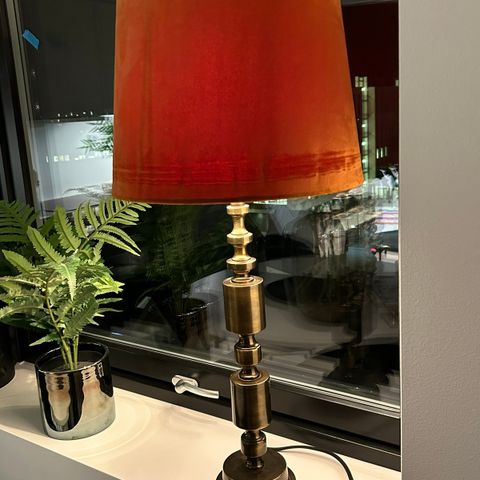 Watt & Veke lampe m oransje velurskjerm